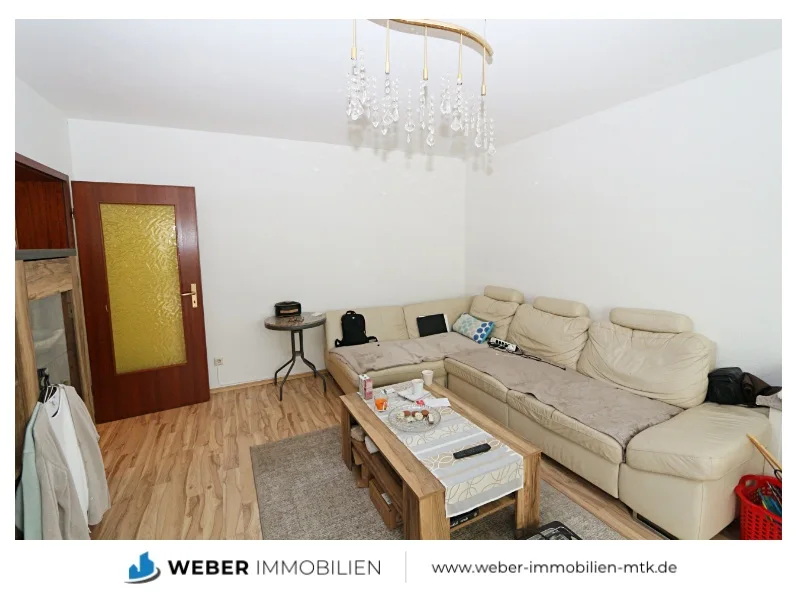 Wohnzimmer - Wohnung kaufen in Hattersheim am Main - Kapitalanlage ++ SONNEN-Balkon + TGL- Bad + OPTIMALE Infrastruktur + Stellplatz + seniorengerecht