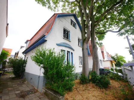 Außenansicht - Haus kaufen in Rüsselsheim am Main - Beliebte Wohnlage - Charmantes Einfamilienhaus in zentraler Lage von Rüsselsheim