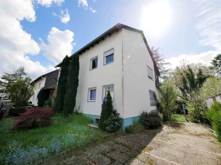 Außenansicht - Haus kaufen in Wiesbaden / Breckenheim - Vielseitige Möglichkeiten! - Einfamilienhaus in zentraler Lage von Wiesbaden-Breckenheim