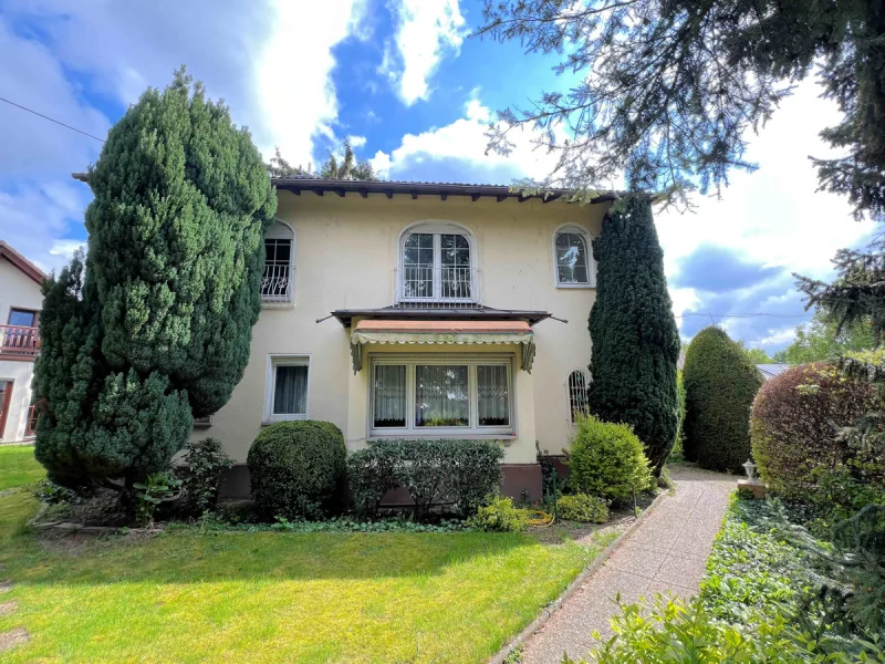 Titelbild - Haus kaufen in Wiesbaden / Schierstein - Zweifamilienhaus in guter und zentraler Lage von Wiesbaden-Schierstein