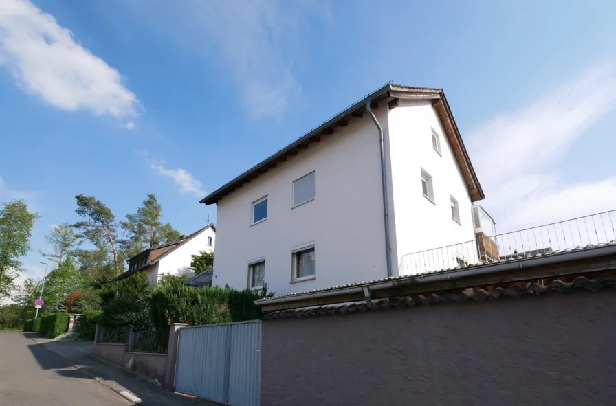 Außenansicht - Haus kaufen in Taunusstein / Hahn - Vielfältige Nutzungsmöglichkeiten - 2-Fam.-Haus in Taunusstein-Hahn