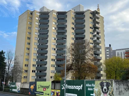 Außenansicht 3 - Wohnung kaufen in Hattersheim - "Wohnen mit Blick"4-Zimmer-Wohnung mit Weitblick