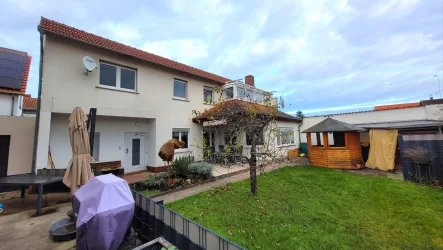 Hausansicht - Haus kaufen in Mörfelden - Haus mit Terrasse und eigenem Garten, derzeit vermietet