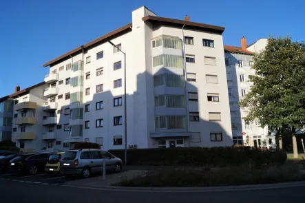 Straßenansicht - Wohnung kaufen in Rüsselsheim am Main - tolle Aussicht und gut vermietet