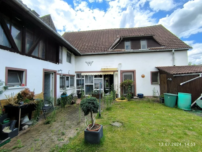 Hauszugang und Vorgarten - Haus kaufen in Biebesheim am Rhein - Hinterliegerbebauung Ex Scheune mit Garten und Carport