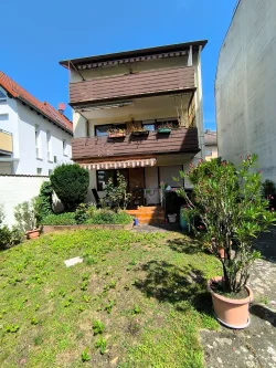 Hausansicht von Süden - Haus kaufen in Mörfelden-Walldorf - 3 Familienhaus, 2 Wohnungen frei in Bahnhofsnähe Walldorf