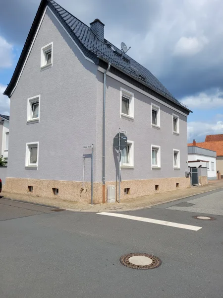 Straßenansicht  - Haus kaufen in Rüsselsheim - Haus mit viel Platz