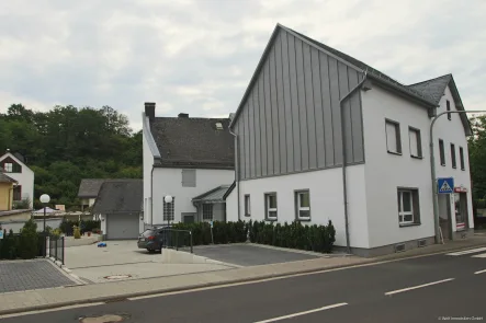 Außenansicht mit Hof - Wohnung mieten in Villmar / Weyer - Gemütliche 2-Zimmerwohnung mit offener Küche und Duschbad