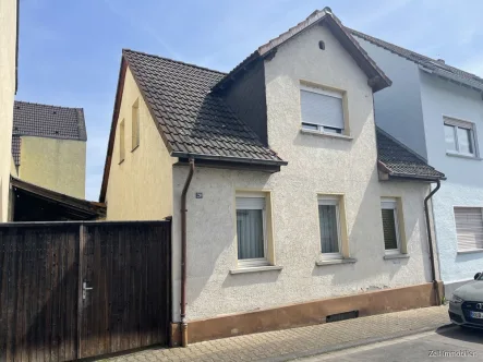 Titelbild - Haus kaufen in Oestrich-Winkel - Gemütliches Einfamilienhaus mit Hof und zwei Garagen zu verkaufen