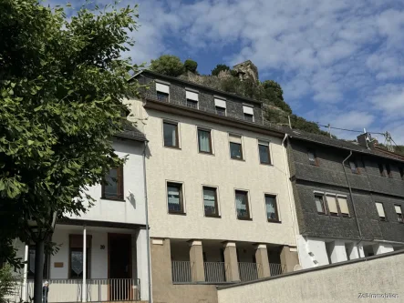Titelbild - Haus kaufen in Kaub - Vermietetes Mehrfamilienhaus mit drei Wohnungen und Gewerbeeinheit in Kaub