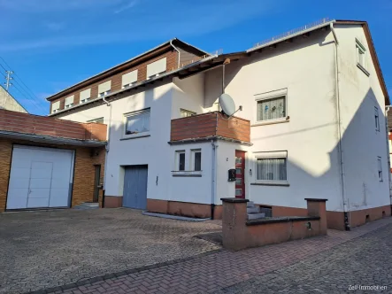 Gebäude Weisel Klappergasse C - Haus kaufen in Weisel - Tolles Zwei- bis Dreifamilienhaus mit Halle und Terrasse zu verkaufen