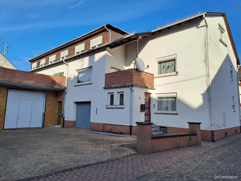 Gebäude Weisel Klappergasse C - Haus kaufen in Weisel - Tolles Zwei- bis Dreifamilienhaus mit Halle und Terrasse zu verkaufen