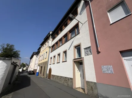 Ansicht - Haus kaufen in Lorch - Großzügiges Einfamilienhaus mit Einliegerwohnung und tollem Rheinblick