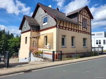 Hausansicht - Haus kaufen in Nastätten - Charmantes Einfamilienhaus in Nastätten mit großem Garten zu verkaufen