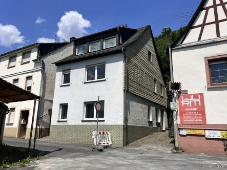 Hausansicht - Haus kaufen in Lorch - Großzügiges Einfamilienhaus mit Terrasse und Rheinblick in Lorch