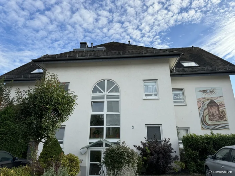 Außenansicht - Wohnung kaufen in Oestrich-Winkel - Attraktive Maisonettewohnung mit Balkon und zwei Stellplätzen in gepflegtem Mehrfamilienhaus in Oestrich