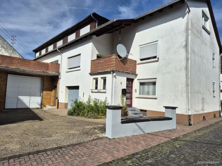 Ansicht - Haus kaufen in Weisel - Zwei- bis Dreifamilienhaus mit Werkstatthalle und großer Terrasse zu verkaufen