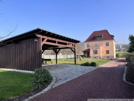 Einfahrt mit Carport - Zinshaus/Renditeobjekt kaufen in Bad Köstritz - schickes Mehrgenerations-Haus mit großen Grundstück