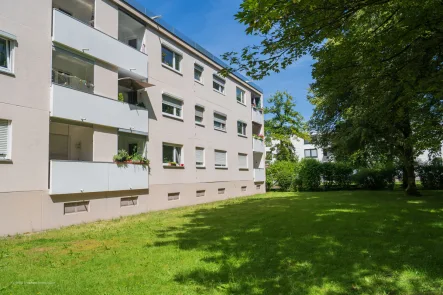 Ansicht Süd - Wohnung kaufen in Unterhaching - ***Heike Borchers Immobilien***Freundliche 3-Zimmer-Wohnung mit Sonnenloggia***