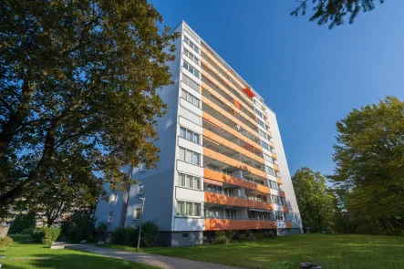 Ansicht West - Wohnung kaufen in Unterhaching - **Heike Borchers Immobilien**Grundbuch statt Sparbuch***Geräumige 2-Zimmer-Wohnung mit Ost-Balkon**