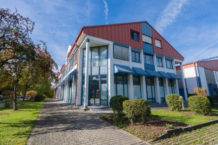 Ansicht - Büro/Praxis mieten in Parsdorf / Parsdorf - ***Heike Borchers Immobilien***Großzügige Gewerbe-/ Verkaufsfläche für individuelle Ansprüche*im EG*