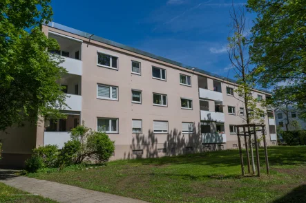 Ansicht Süd - Wohnung kaufen in Unterhaching - ***Heike Borchers Immobilien***Freundliche 3-Zimmer-Wohnung mit Sonnenloggia***