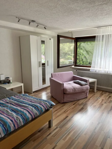 Wohn-Schlafzimmer - Wohnung mieten in Aidlingen - NUR FÜR WOCHENENDPENDLER! 1,5 Zimmerwohnung voll möbliert
