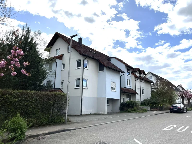 Straßenansicht - Wohnung kaufen in Aidlingen - RESERVIERT: Ruhig gelegene 4-Zimmerwohnung mit Balkon und 2 Tiefgaragen in zentraler Lage von Aidlingen