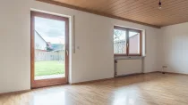 Wohnzimmer mit Zugang zur Terrasse