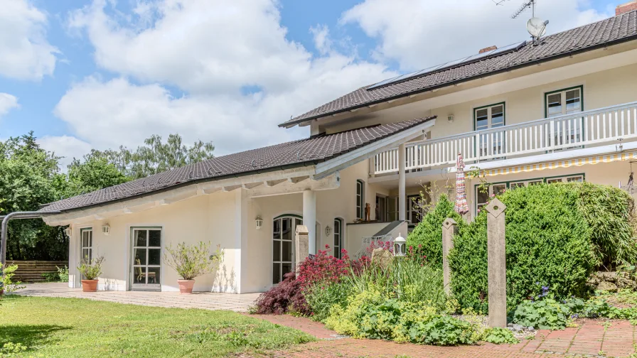 Südansicht Haus und Poolhalle - Haus kaufen in Baierbach - PROVISIONSFREI* - Einfamilienhaus mit Schwimmhalle und Doppelgarage in Baierbach, Lkr. Landshut