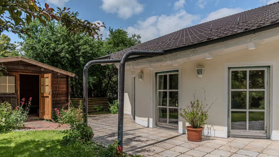 Gartenhaus und untere Terrasse