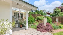 Untere Terrasse und Garten mit Brunnen