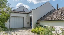 Hausansicht mit Garage und Stellplatz