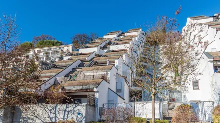 Süd-Ansicht der Terrassenwohnanlage - Wohnung mieten in Altdorf - 2-Zimmer-Terrassenwohnung mit kleinem Dachgarten, Lift, Einbauküche und TG-Stellplatz in Altdorf