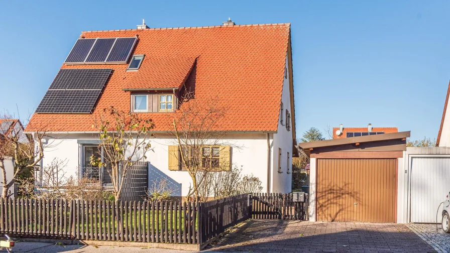 Südansicht der Doppelhaushälfte - Haus kaufen in Landshut - PROVISIONSFREI* - für Kapitalanleger - Doppelhaushälfte m. Garage in der Landshuter Wolfgangsiedlung