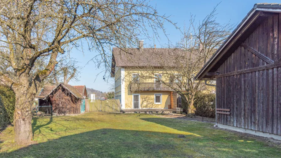 Südansicht mit Garten und Schuppen - Haus mieten in Niederaichbach / Reichersdorf - Doppelhaushälfte mit Einbauküche, großem Garten und Scheune, Niederaichbach