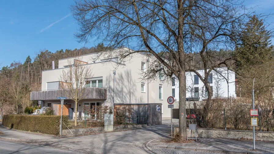 Süd-Ostansicht der Wohnanlage - Wohnung kaufen in Landshut / Schweinbach - PROVISIONSFREI* - Moderne 3-Zimmer-ETW mit Balkon, EBK, FuBoHzg., Carport, frei, Landshut-Schönbrunn