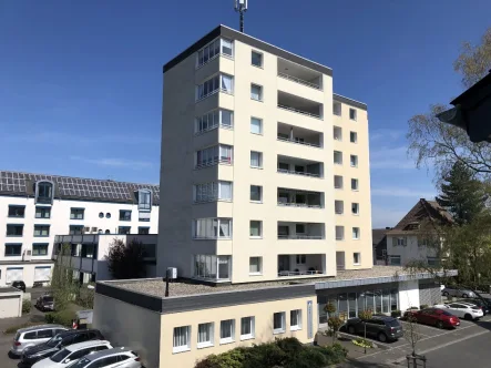 Wohnhaus 1.JPG - Wohnung mieten in Arnsberg - Geräumige 4-Zimmer-Wohnung  im 4. Obergeschoss mit 3 Loggien und Aufzug