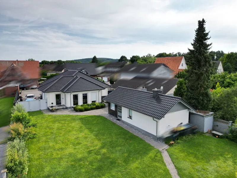 Titelbild - Haus kaufen in Porta Westfalica - Moderner Bungalow in ruhiger und guter Lage von Porta Westfalica (Holtrup)