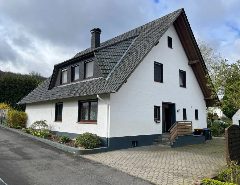 Hausansicht - Haus kaufen in Lübbecke - Charmantes Zweifamilienhaus in guter Lage von Lübbecke - Eilhausen