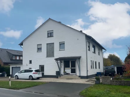 Hausansicht - Haus kaufen in Lübbecke - Dreifamilienhaus in Stadtrandlage von Lübbecke