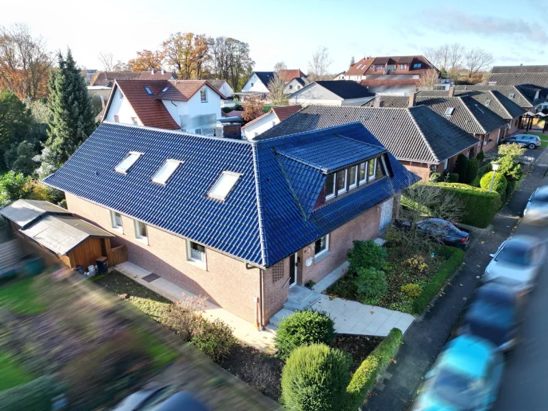 Titelbild - Haus kaufen in Hüllhorst - Solides Einfamilienhaus mit Einliegerwohnung in zentraler Lage von Hüllhorst