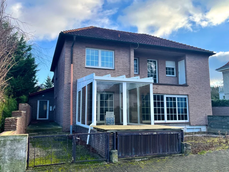 Hausansicht - Haus kaufen in Lübbecke - Ein- bis Zweifamilienhaus in attraktiver Lage von Lübbecke