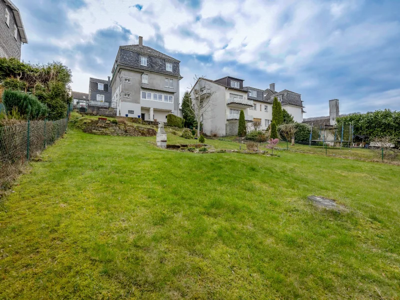 großes Gartengrundstück - Haus kaufen in Radevormwald - Atemberaubende Aussicht auf Wälder und Wiesen: Dreifamilienhaus mit schönem Gartengrundstück