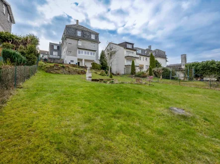 großes Gartengrundstück - Haus kaufen in Radevormwald - Atemberaubende Aussicht auf Wälder und Wiesen: Dreifamilienhaus mit schönem Gartengrundstück