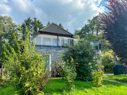 Gartenansicht - Haus mieten in Ennepetal - Rarität für echte Naturliebhaber: Einfamilienhaus mit schönem Gartengrundstück und Dachterrasse