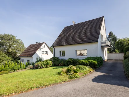 Außenansicht - Haus kaufen in Schwelm - Verwirklichen Sie Ihre Wohnträume: Freistehendes Ein- bis Zweifamilienhaus mit Garagen und Garten