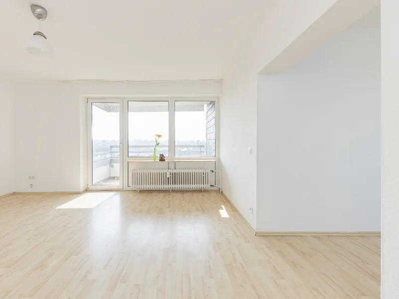 helles Wohnzimmer mit Balkon