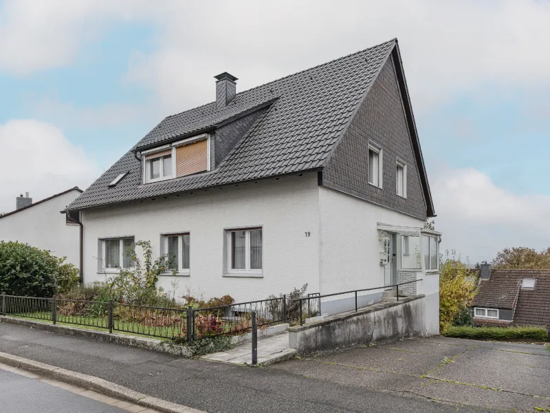 Außenansicht - Haus kaufen in Ennepetal - Mit Weitsicht über Homberge: Ein- bis Zweifamilienhaus mit Terrasse, Garagen und kleinem Garten!