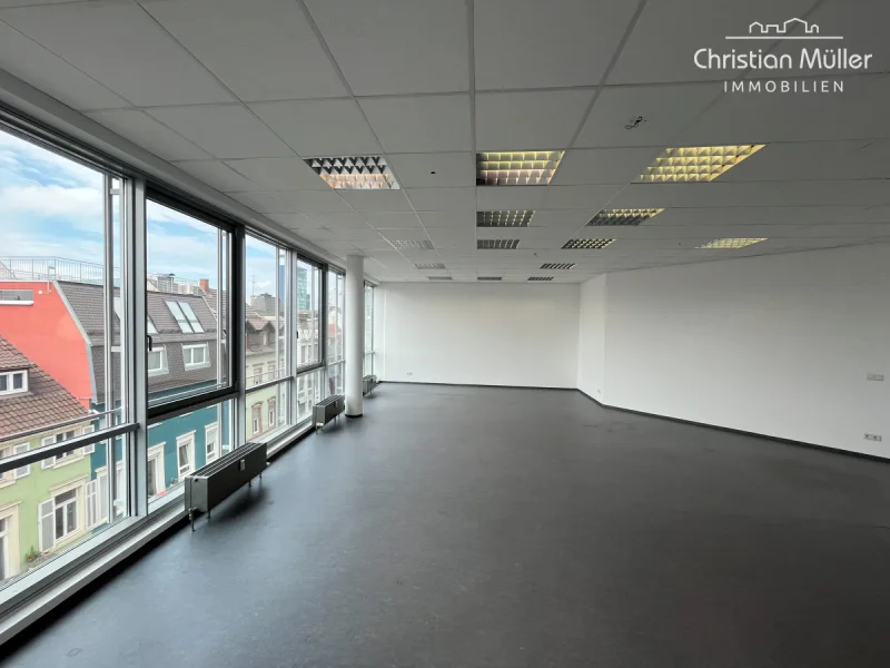 großer Büroraum  - Büro/Praxis mieten in Freiburg im Breisgau - Attraktive, lichtdurchflutete Bürofläche mit ca. 283 m² in Top-Innenstadtlage von Freiburg